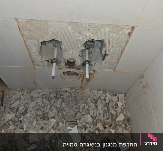 עבודות אינסטלציה עם צינורות וקיר שבור